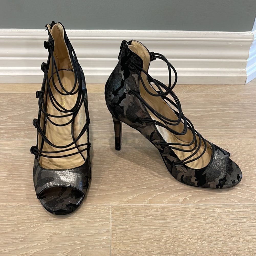 Nine West Classic Strappy Metallic print camo Women’s size 6M open Toe Shoe - Picture 5 of 6
